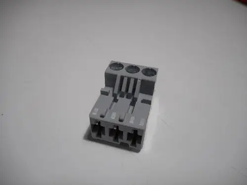 Stecker mit drei Anschlüssen, geeignet für den Einsatz in Zusatzpumpen, gefertigt von Remeha. Abgebildet ist ein graues Kunststoffgehäuse mit Kontaktpunkten.